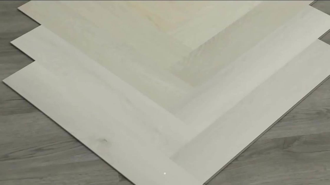 100 ٪ عذراء 4.0mm-7mm Spc متعرجة الأرضيات Spc Lvt انقر فوق الأرضيات متعدد الطبقات