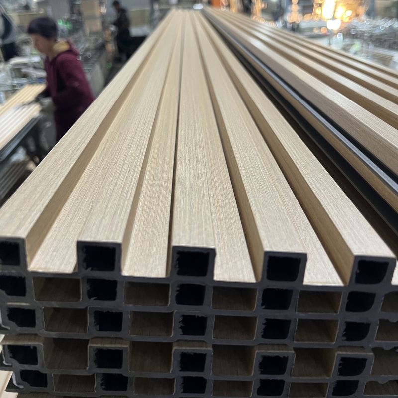 ألواح حائط Wpc المقاومة للماء Pvc فيلم خشب بلاستيك Wpc سقف سجادة تغطية حائط داخلي متدفق للزخرفة الداخلية