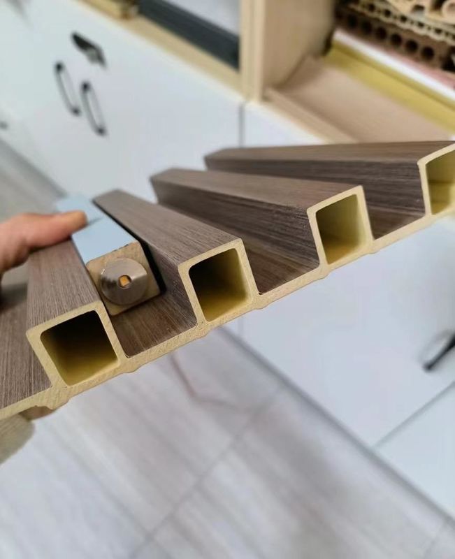 ألواح لامبرين الزخرفية ثلاثية الأبعاد من البولي فينيل كلوريد (PVC) مضلعة من الخشب المركب، ألواح حائط WPC، حماية من الحريق حسب طلب العميل