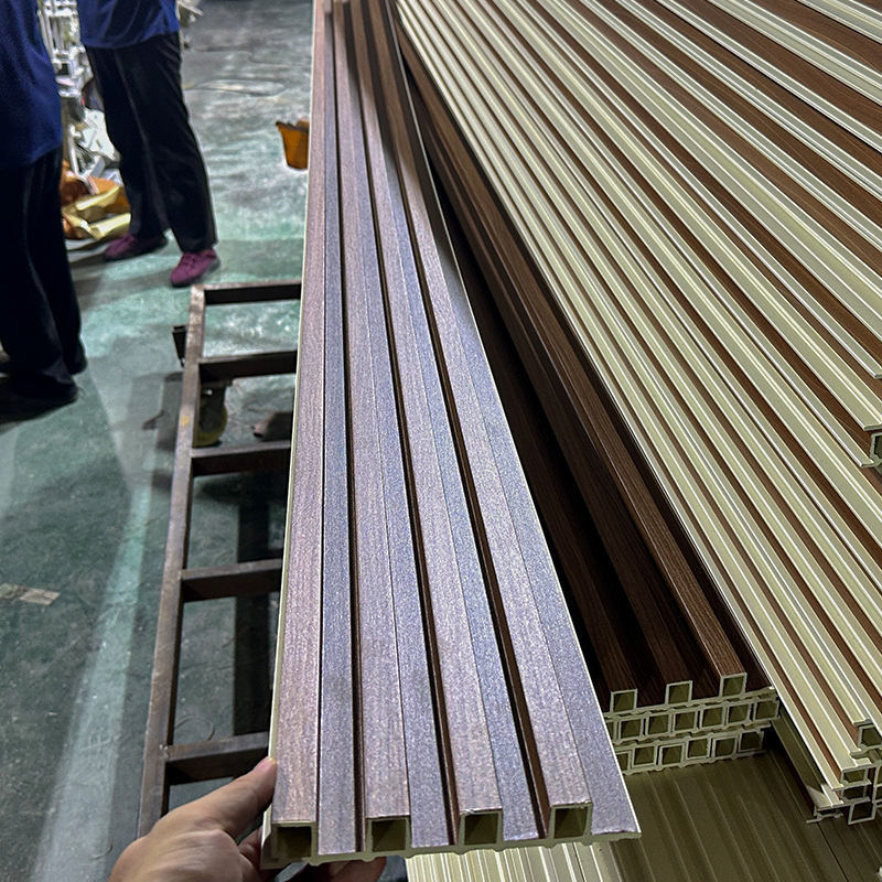 لوحة حائط مخددة من مصنع صيني من مركب الخشب والبلاستيك، لوح PVC، لوحة WPC مضلعة للديكور الداخلي، لوحة حائط WPC