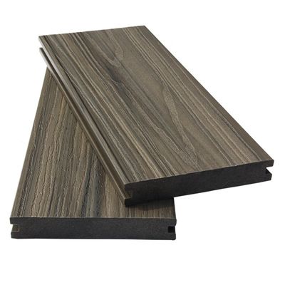 أرضية حديقة خارجية وحمام سباحة وأرضية من الخشب المركب