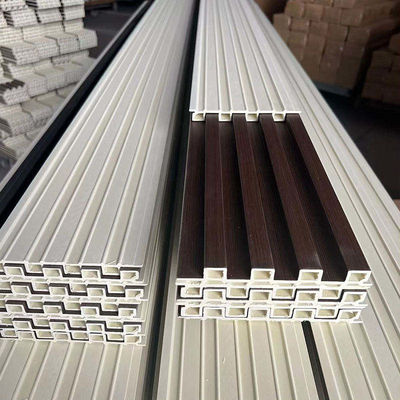 لوح حائط من كلوريد البولي فينيل مقاوم للماء بتصميم حبيبات الخشب للديكور الصديق للبيئة