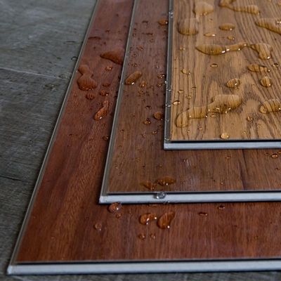 أرضيات SPC فاخرة 7 مم 8 مم عينات مجانية مقاومة للماء بنظام النقر والتركيب ألواح فينيل صلبة للاستخدام في الصالات الرياضية والمكاتب الداخلية