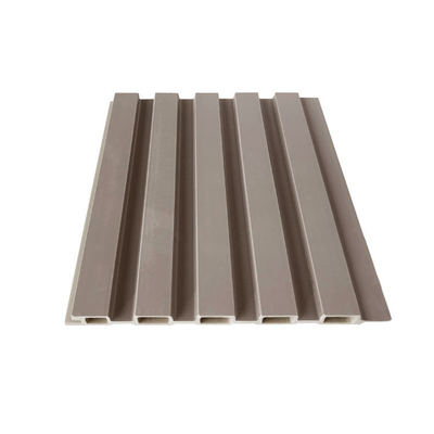 لوحة حائط WPC مضادة للتلوث مباشرة من المصنع بتصميم مخدد لسقف المنزل وغرفة المعيشة وورشة العمل والحديقة والمستشفى